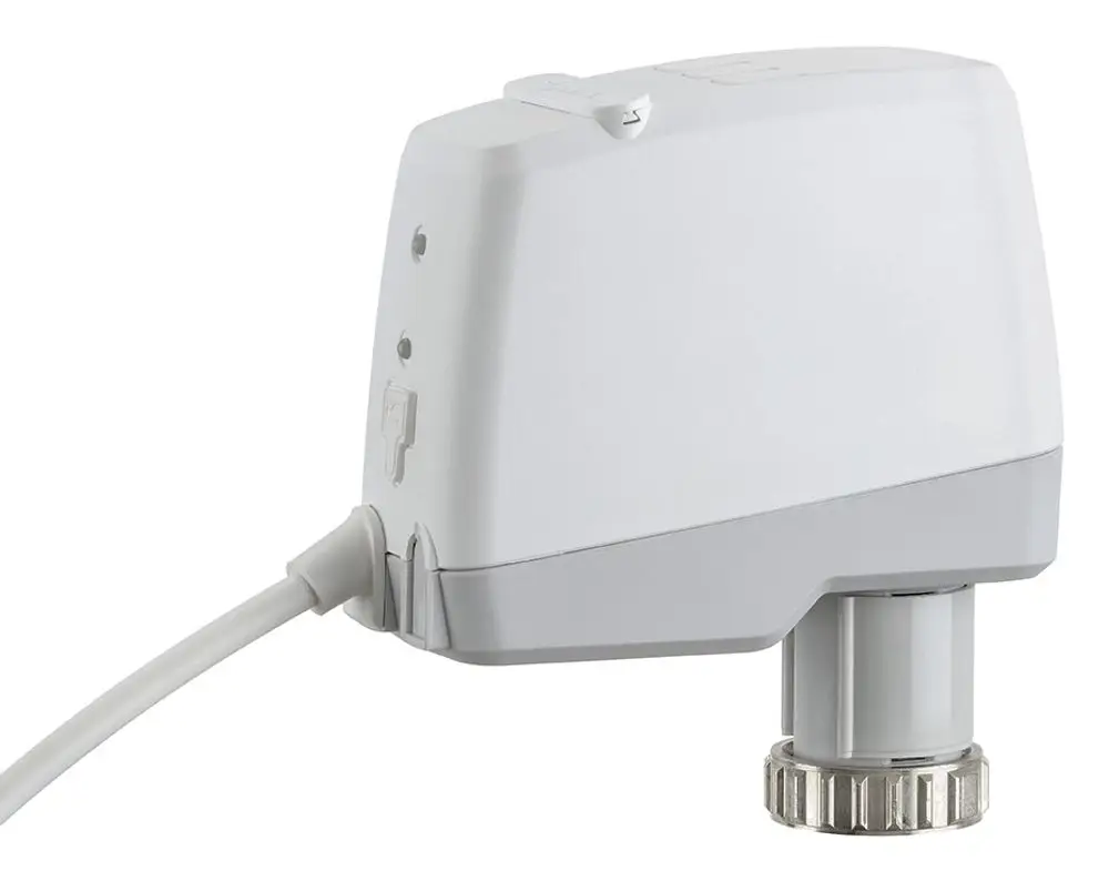 Weißer Stellmotor von IMI Hydronic Engineering mit einem Anschluss für eine Steuerung sowie einem Anschluss für die Energieversorgung, strukturiert und funktional gestaltet.